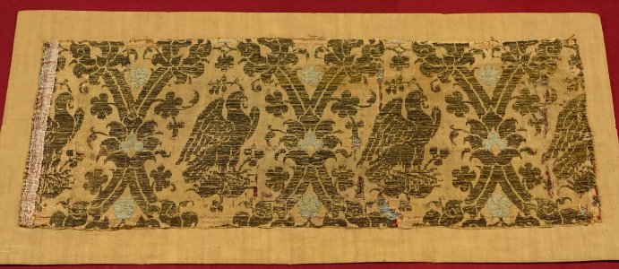 Lampas textile fragment, Italy, c. 1400 AD, silk with gold embroidery - Cinquantenaire Museum - Brussels, Belgium - DSC08795