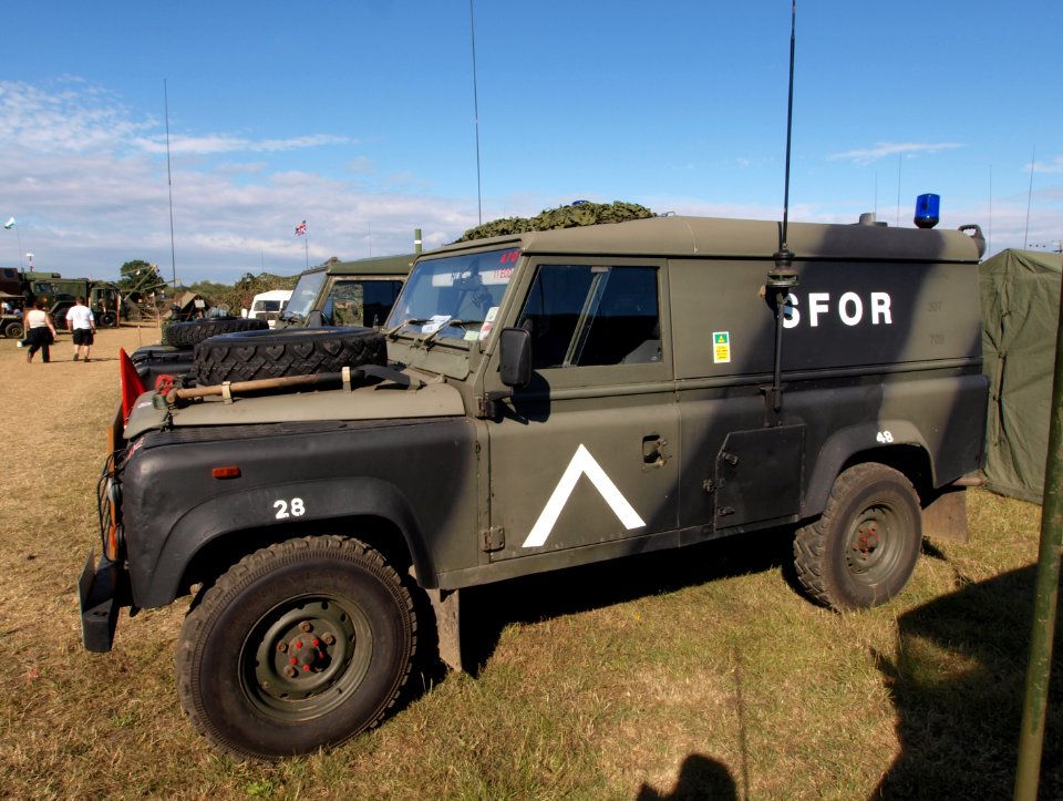 Land Rover Defender 110 (1990) GB (owner Ross Southey) pic1