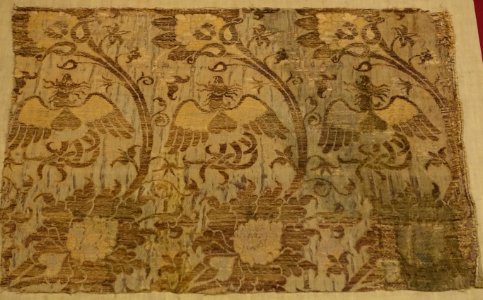 Lampas textile fragment, Italy, 14th century AD, silk with double layer of gold thread - Cinquantenaire Museum - Brussels, Belgium - DSC08803