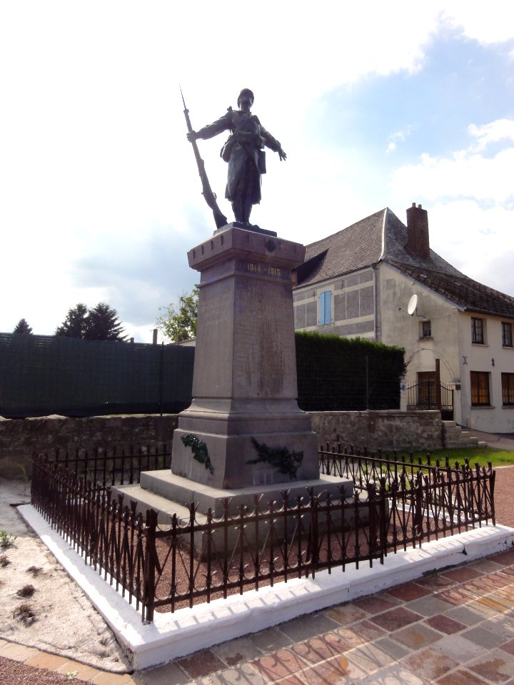 Landouzy-la-Ville (Aisne) monument aux morts