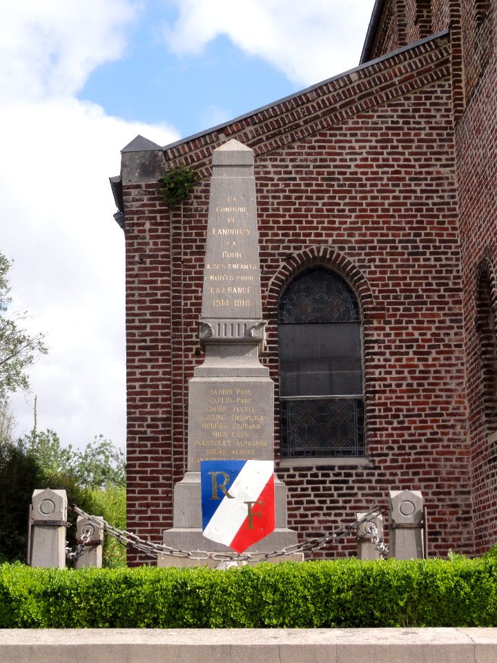 Landouzy-la-Cour (Aisne) monument aux morts