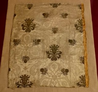 Lampas textile fragment, Spain or Italy, late 14th to early 15th century AD, silk with gold thread - Cinquantenaire Museum - Brussels, Belgium - DSC08808