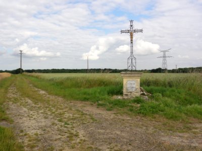 Landricourt (Aisne) paysage avec croix de chemin
