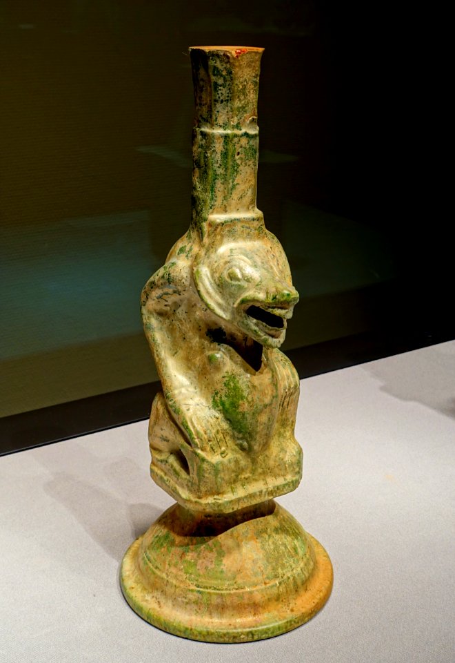 Lamp in the shape of a bear, China, Eastern Han dynasty, 1st-3rd century AD, ceramic, green glaze - Tokyo National Museum - Tokyo, Japan - DSC08482