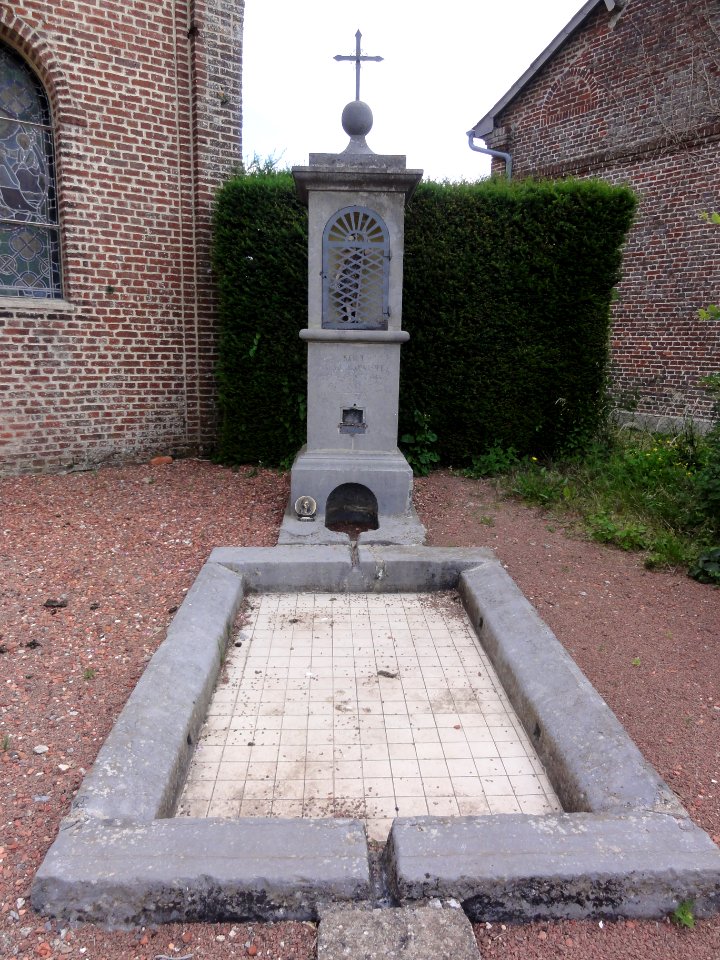 Landouzy-la-Cour (Aisne) fontaine-oratoire st.Jean-Baptiste