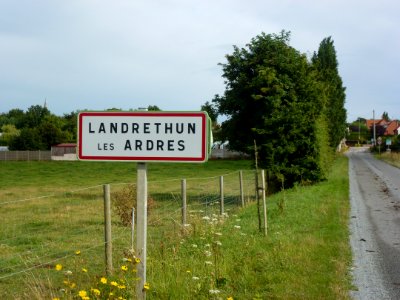 Landrethun-lès-Ardres (Pas-de-Calais) city limit sign