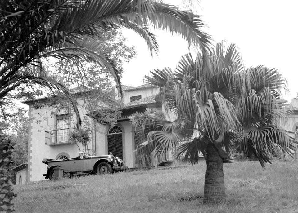 Landhuis in parkachtige omgeving met op de voorgrond klassieke cabriolet met Ne…, Bestanddeelnr 190-0189