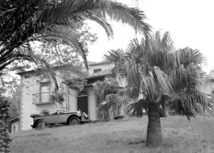Landhuis in parkachtige omgeving met op de voorgrond klassieke cabriolet met Ne…, Bestanddeelnr 190-0189