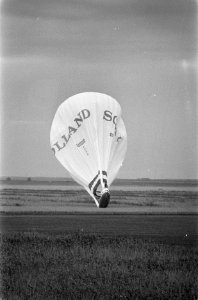 Landing ballon Dutch Viking na succesvolle vlucht over Atlantische Oceaan in p, Bestanddeelnr 933-7454