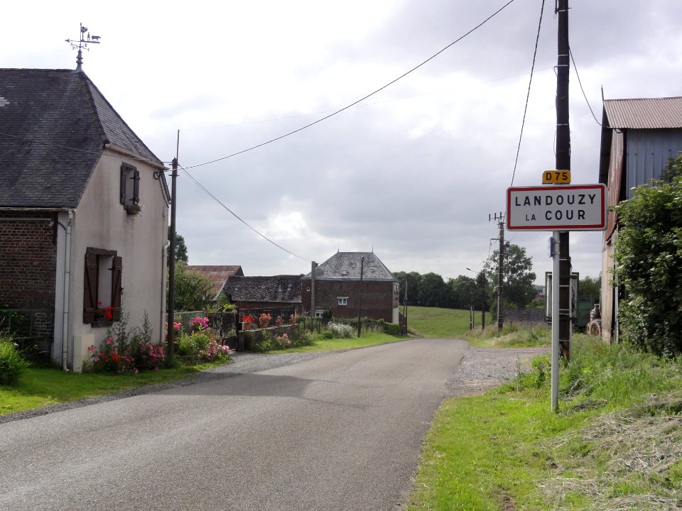 Landouzy-la-Cour (Aisne) city limit sign
