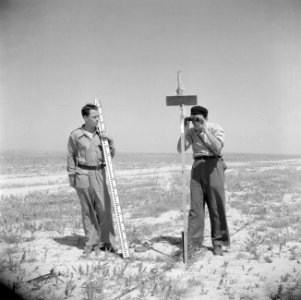 Landmeters aan het werk in de Negevwoestijn, Bestanddeelnr 255-0763