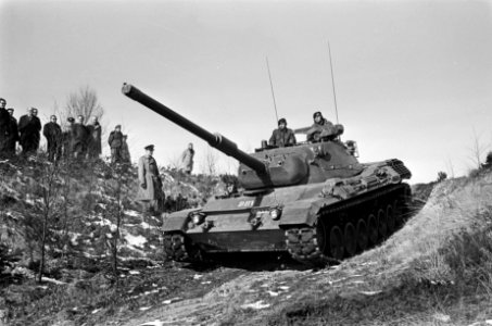 Landmacht beproeft tanks op Leusderheide. De Duitse tank Leopard in aktie, Bestanddeelnr 921-1131