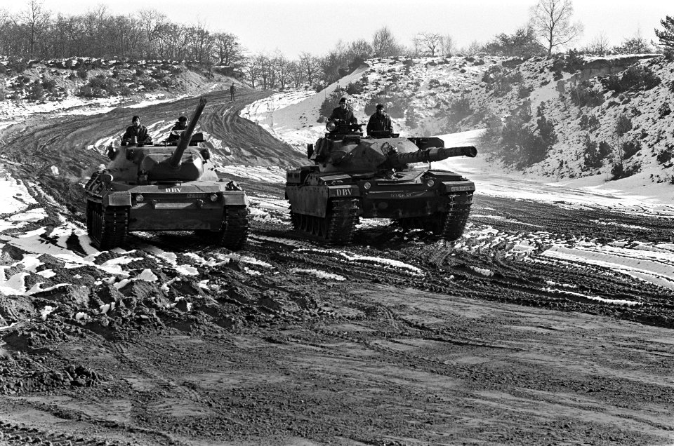 Landmacht beproeft tanks op Leusderheide. De twee tanks op het proefterrein, lin, Bestanddeelnr 921-1132