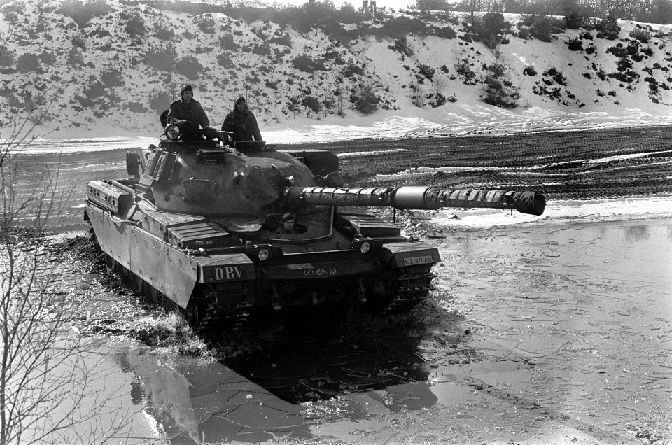 Landmacht beproeft tanks op Leusderheide. De Engelse tank Chieftain in aktie, Bestanddeelnr 921-1130