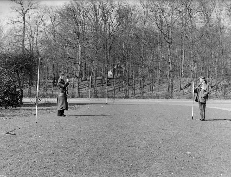 Landmeten, mannen, bomen, wegen, uitzetten, hoeken, Bestanddeelnr 165-0039
