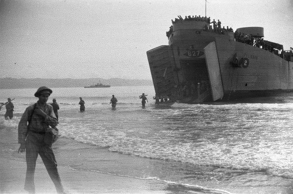 Landingsvaartuig LST 627 Pelikaan ligt aangemeerd aan het strand De luiken …, Bestanddeelnr 408-5-6