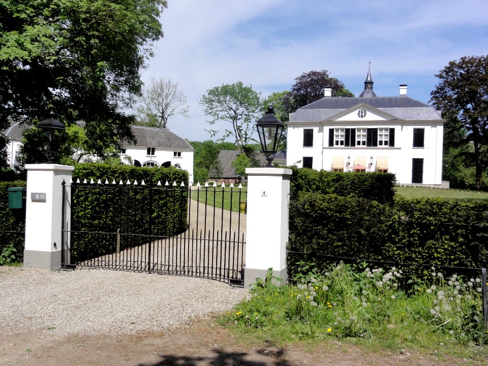 Landgoed Loenen Rijksmonument 520766 hoofdgebouw en 520771 koetshuis