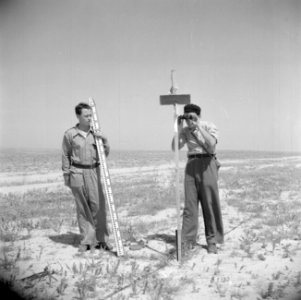Landmeters aan het werk in de Negevwoestijn, Bestanddeelnr 255-0762
