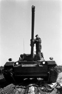 Landmacht beproeft tanks op Leusderheide. De twee tanks op het proefterrein, lin, Bestanddeelnr 921-1137