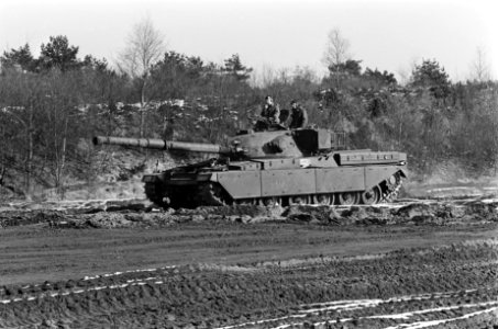Landmacht beproeft tanks op Leusderheide. De twee tanks op het proefterrein, lin, Bestanddeelnr 921-1135
