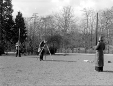 Landmeten, mannen, bomen, wegen, waterpassen, Bestanddeelnr 165-0038