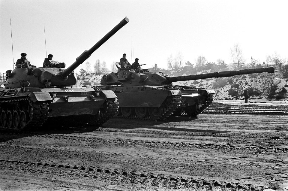 Landmacht beproeft tanks op Leusderheide. De twee tanks op het proefterrein, lin, Bestanddeelnr 921-1136