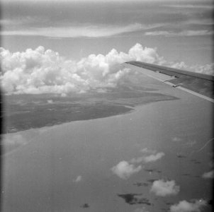 Landschap met een rivier vanuit een vliegtuig, Bestanddeelnr 252-2681