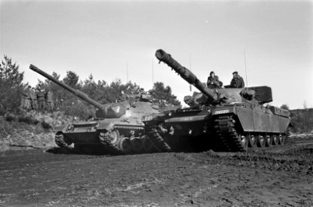 Landmacht beproeft tanks op Leusderheide. De twee tanks op het proefterrein, lin, Bestanddeelnr 921-1133