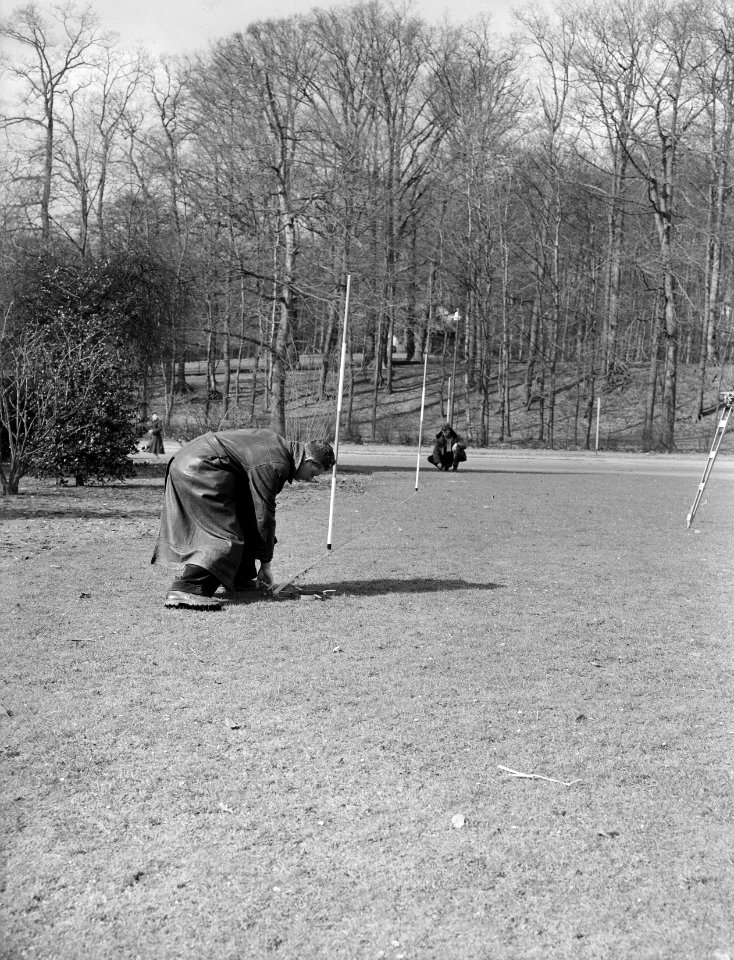 Landmeten, mannen, bomen, wegen, Bestanddeelnr 165-0037