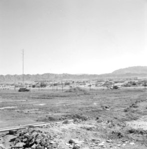Landschap met vliegveld en in de verte de kibboets, Bestanddeelnr 255-3341