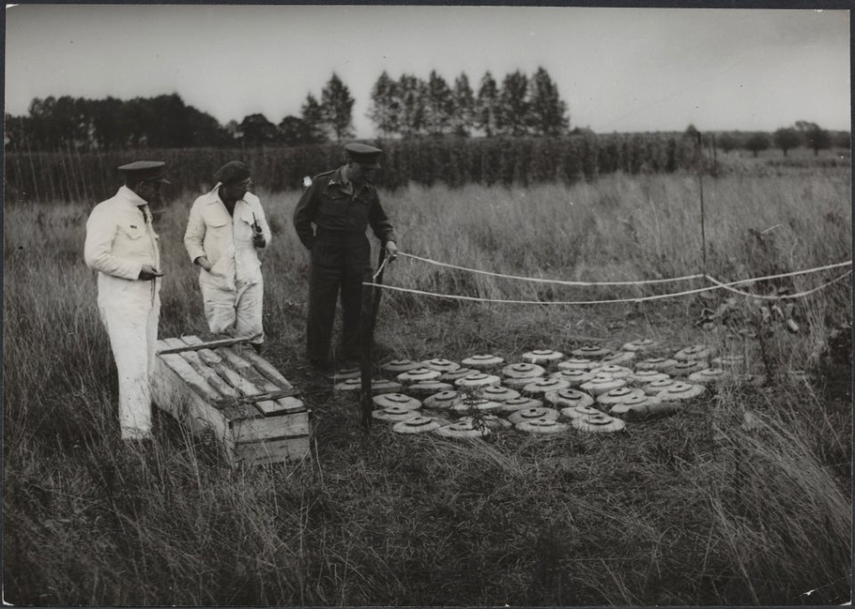 Landmijnen, opgegraven in één dag tijdens het zoeken naar begraven slachtoffers , Bestanddeelnr 512 165