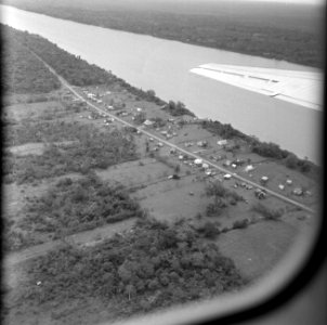 Landschap met rivier, waarschijnlijk Brits Guyana, gezien vanuit een vliegtuig, Bestanddeelnr 252-2688 photo