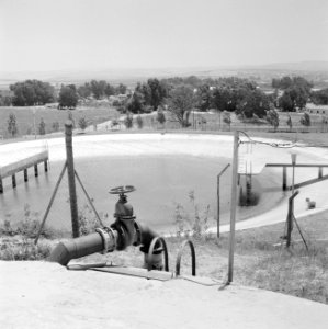 Landschap bij Nir Elyahu met op de voorgrond onderdelen van waterzuiveringsinsta, Bestanddeelnr 255-3695