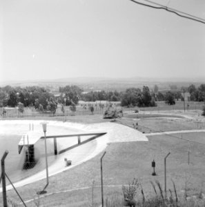 Landschap bij Nir Elyahu met op de voorgrond onderdelen van waterzuiveringsinsta, Bestanddeelnr 255-3697