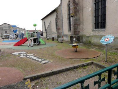 Laneuveville-aux-Bois (M-et-M) terrain de jeux à coté de l'eglise