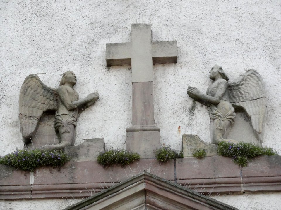 Langatte (Moselle) église extérieur, croix avec anges en adoration