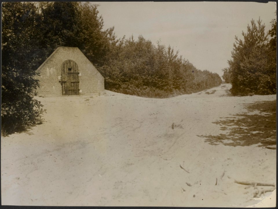 Landweggetje in een buitengebied met een toegangspoort, Bestanddeelnr 158-2247