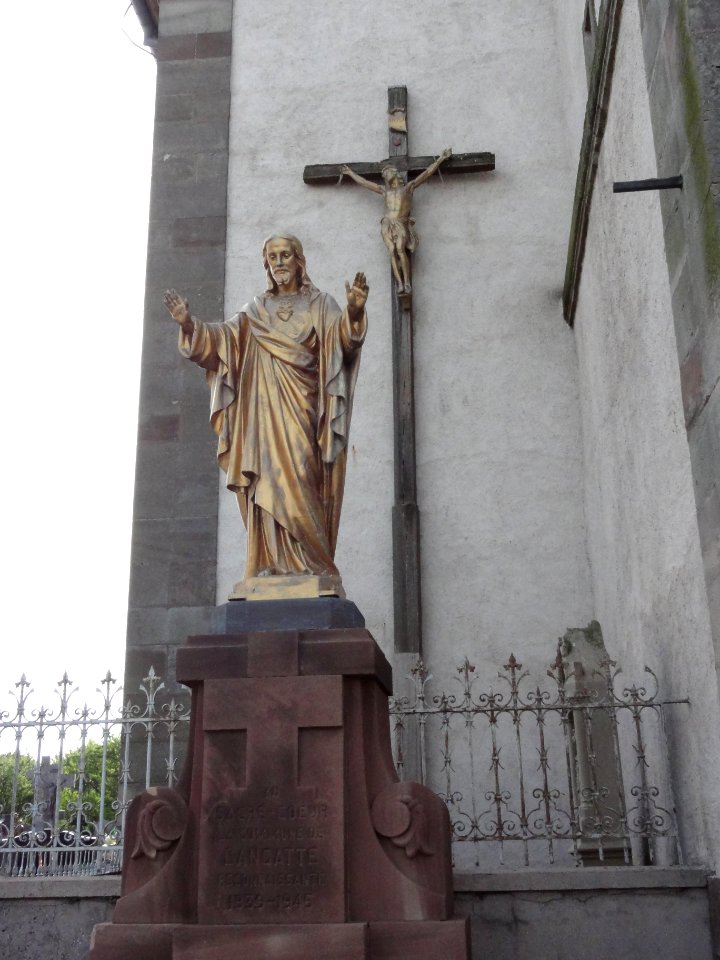 Langatte (Moselle) église extérieur, statue Sacré-Coeur et croix