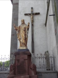 Langatte (Moselle) église extérieur, statue Sacré-Coeur et croix