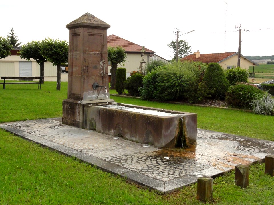 Laneuveville-aux-Bois (M-et-M) fontaine A