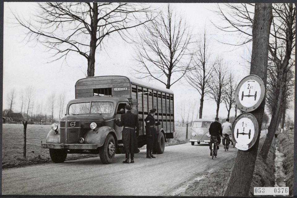 Landwegen, politie, boetes, vrachtauto's, Bestanddeelnr 053-0376