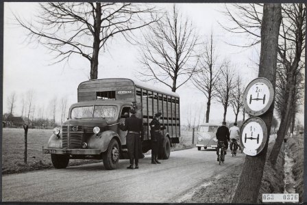 Landwegen, politie, boetes, vrachtauto's, Bestanddeelnr 053-0376