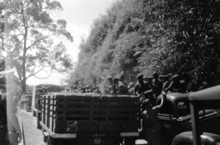 Lange militaire colonne op een bergweg, Bestanddeelnr 2896