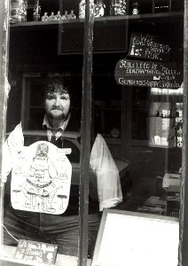 Lange Raamstraat 25 r. Rinus Thepen voor de ramen van zijn woning in de Haarlemse Vijfhoek. Aangekocht van United Photos de Boer bv. - Negatiefnummer 31209 k 25. - Gepubliceerd in het Haarlems Dagblad