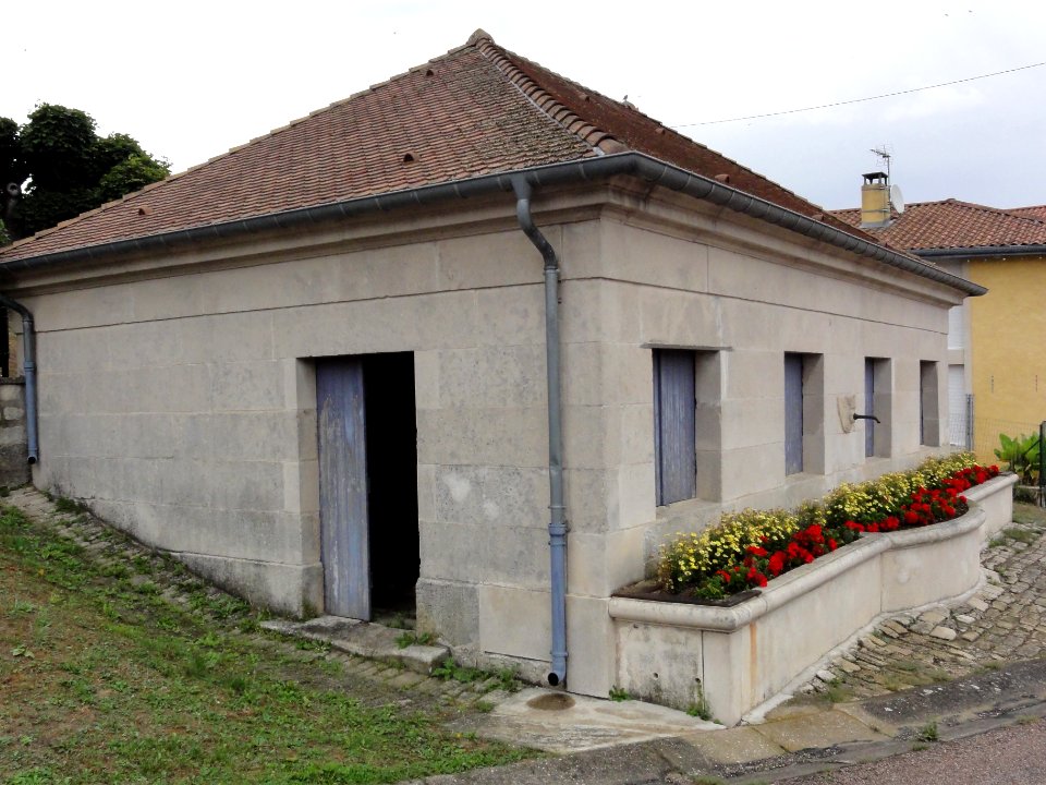 Laneuville-au-Rupt (Meuse) lavoir B extérieur avec fontaine