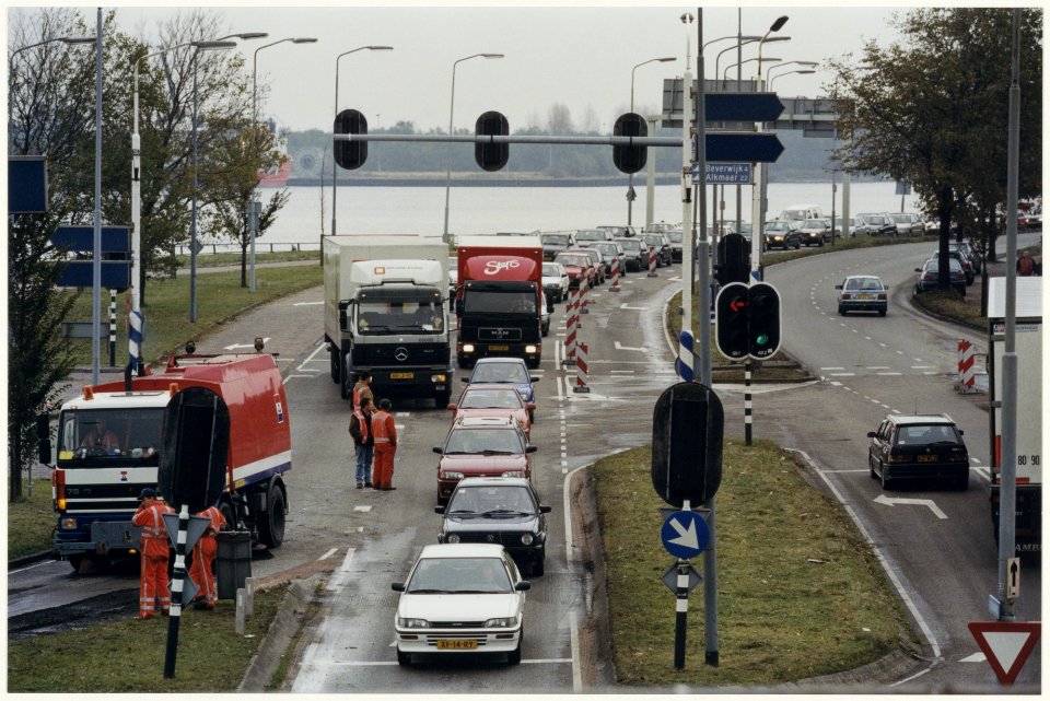 Lange files door de reconstructie van het Pontplein bij IJmuiden. NL-HlmNHA 54050263