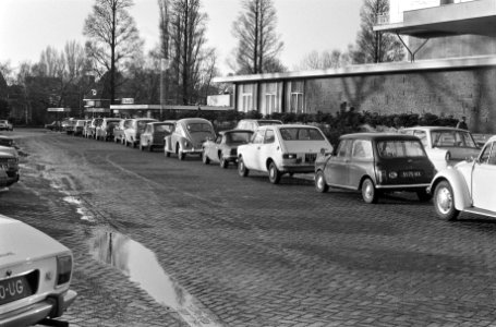 Lange rij auto's bij een tankstation, Bestanddeelnr 926-9328