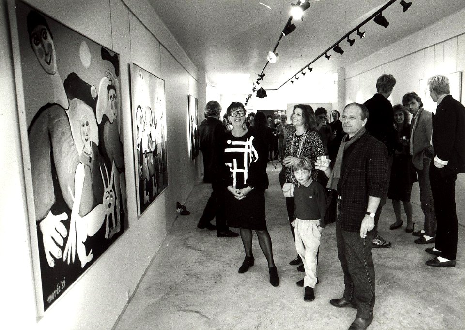 Lange Annastraat 13, Galerie Lange Anna. Opening, links Chris Weijers en rechts Marijn Morée. Aangekocht van United Photos de Boer bv. - Negatiefnummer 31378 k 7. - Gepubliceerd in het Haarl, NL-HlmNHA 1478 25900 K 38