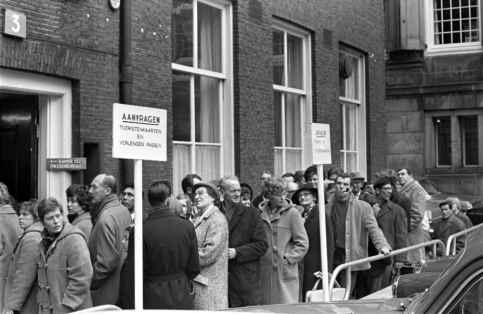 Lange rij bij bureau paspoorten, Bestanddeelnr 919-0505