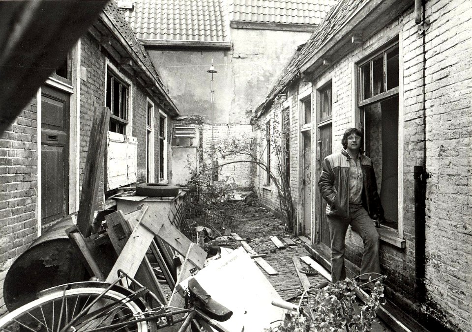 Lange Annastraat 12, Karl Svoboda in de Koopallepoort Bakken vuil heb ik al uit deze steeg gehaald, maar de rotzooi blijft komen. Aangekocht in 1977 van fotograaf C. de Boer, NL-HlmNHA 54005082